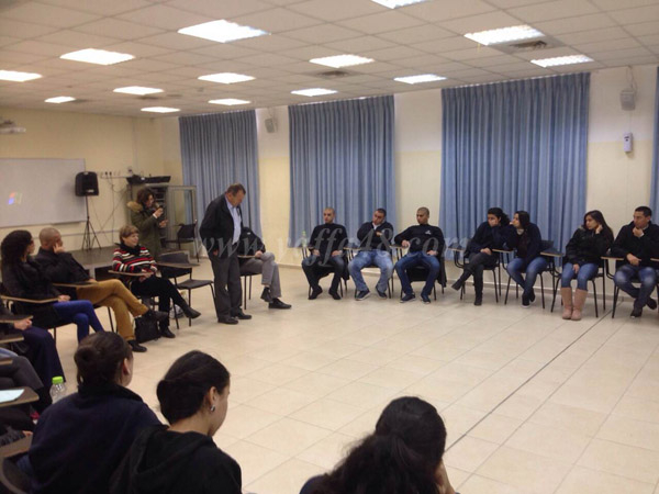 بالصور: رئيس بلدية تل أبيب يافا في زيارة لمدرسة أجيال الثانوية بمدينة يافا